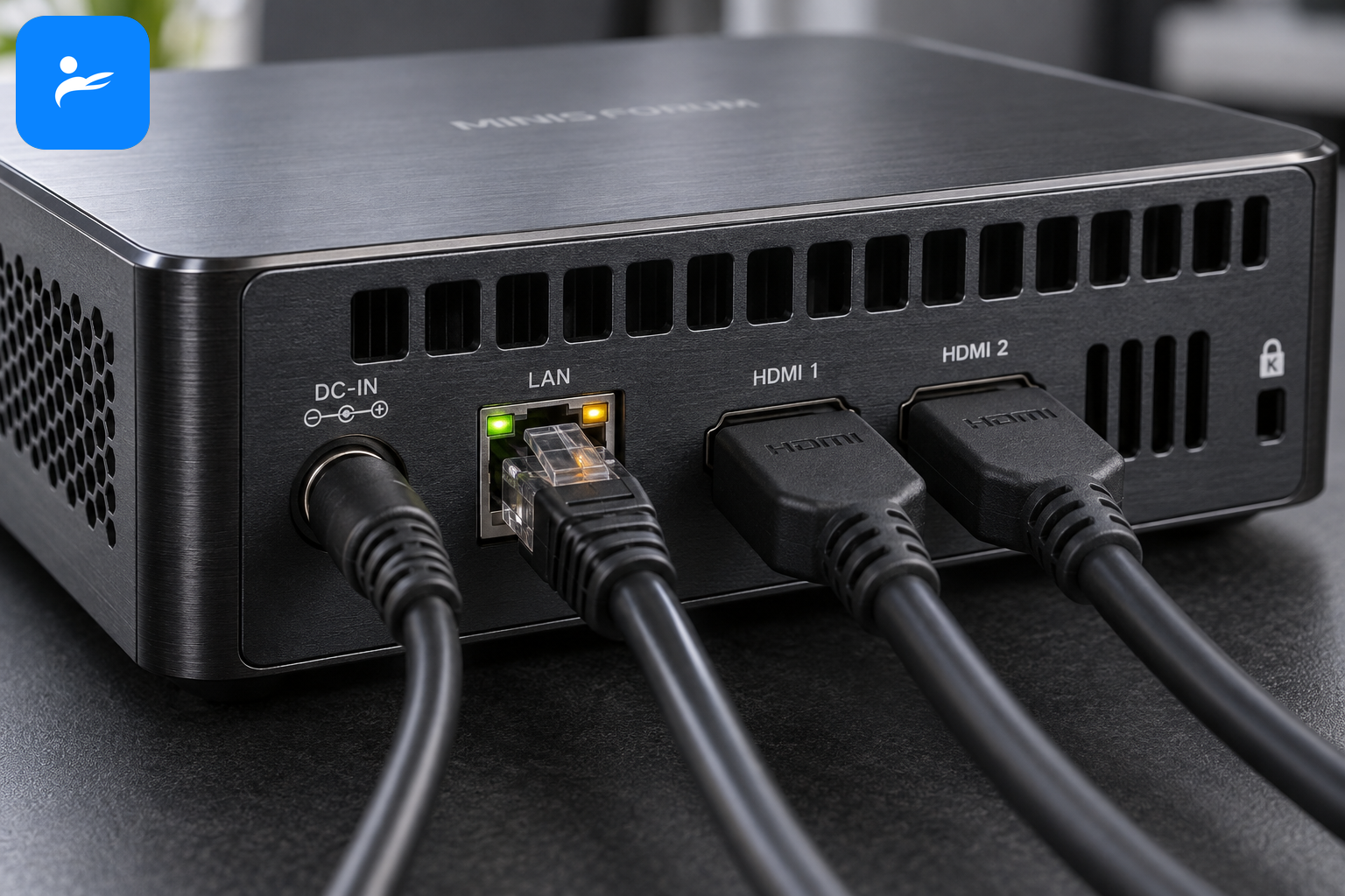 迷你主機背部連接多條線材包含電源、網線、雙 HDMI 輸出的特寫圖