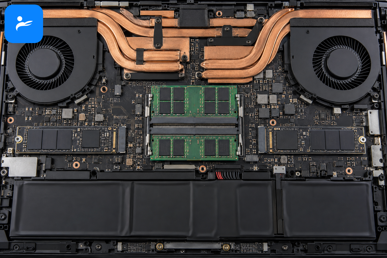 遊戲筆電內部可升級的雙記憶體插槽與兩組 M.2 SSD 插槽特寫