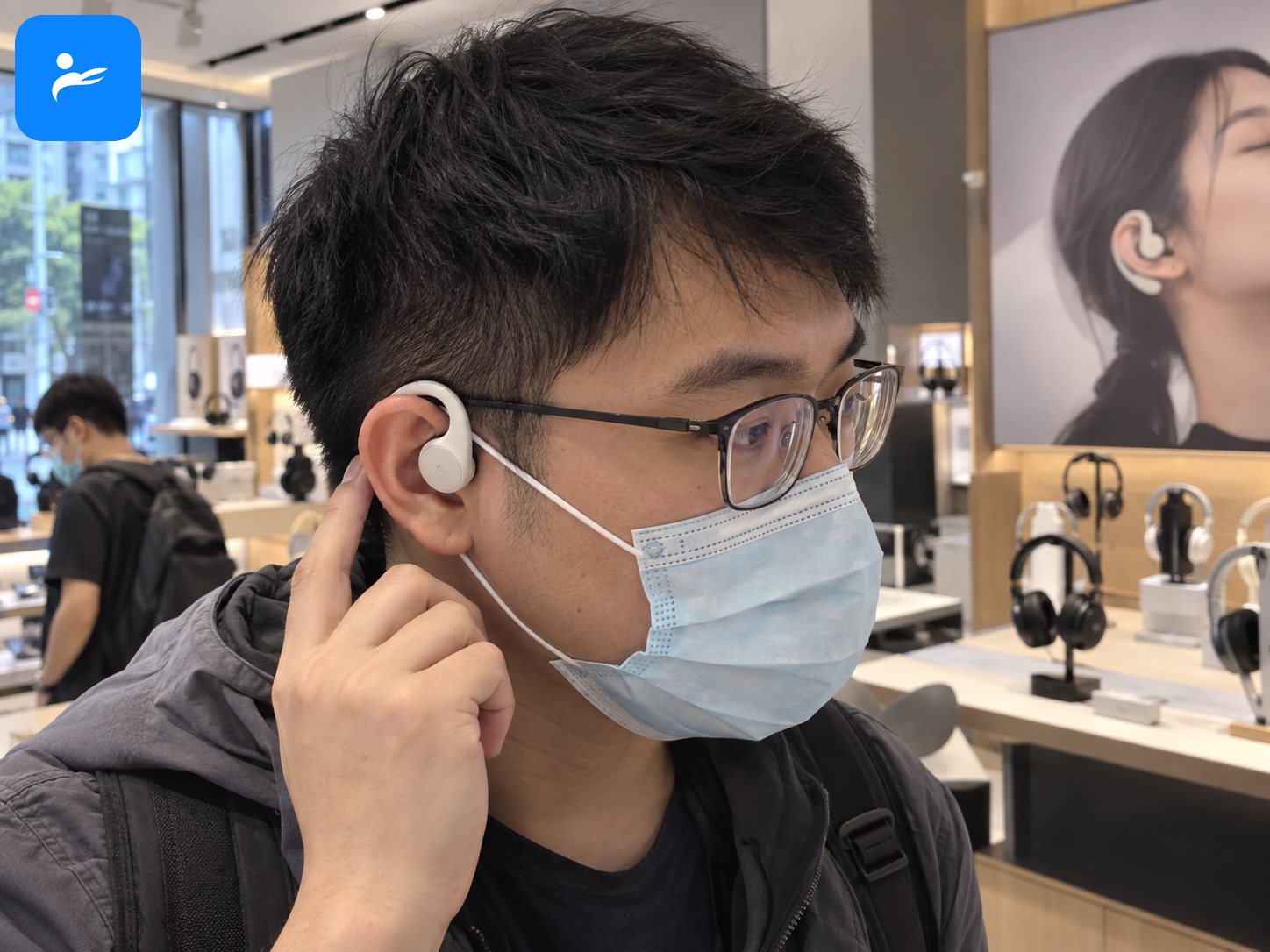 消費者在台灣耳機門市戴眼鏡與口罩試戴耳掛式耳機