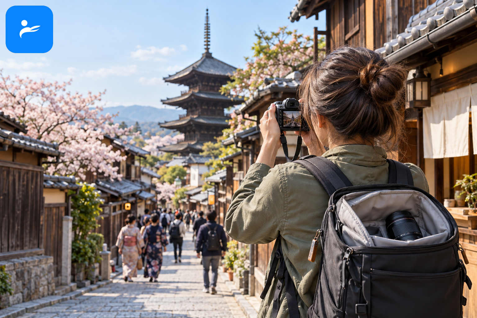 旅客在日本街道使用輕量無反相機拍照，背包內只有一支旅遊變焦鏡