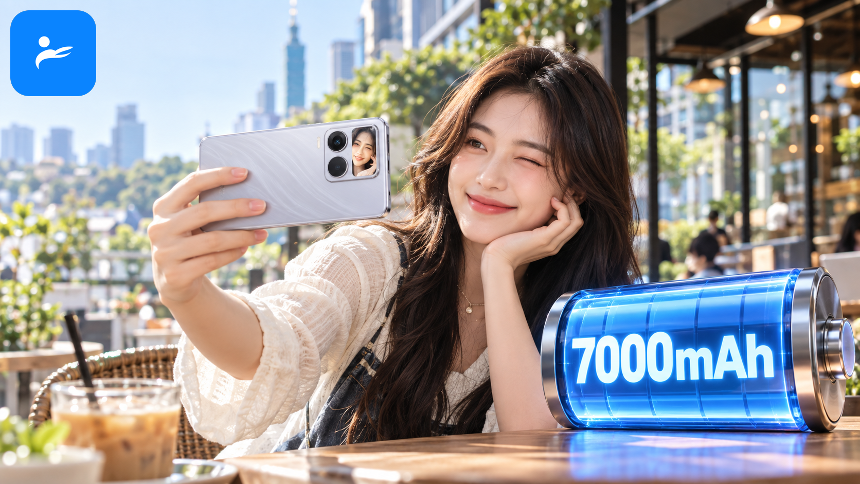 年輕使用者用realme 16 5G的後置補光自拍鏡拍攝社群照片,旁邊呈現7000mAh電池