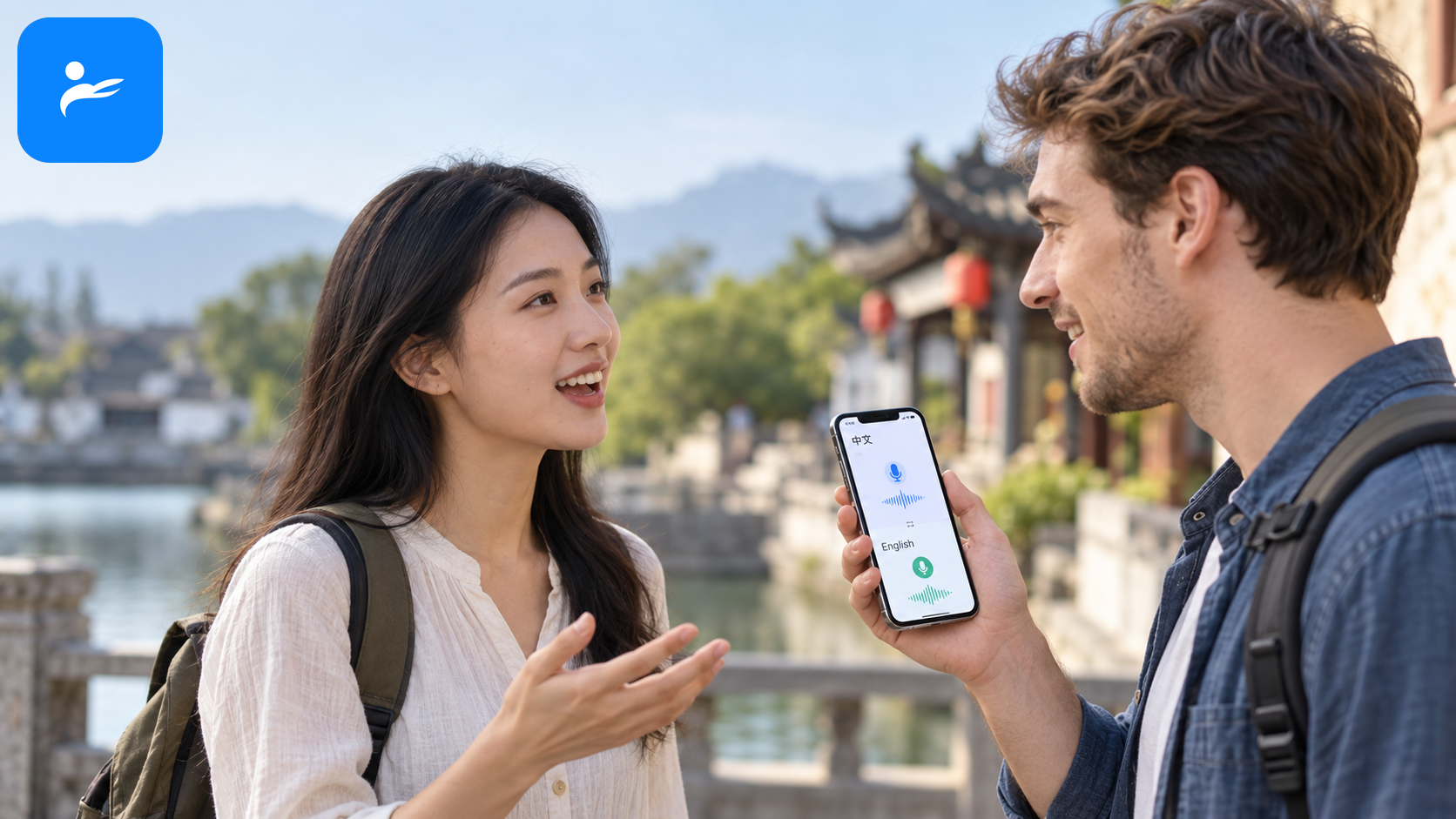 使用者拿手機以 Google 翻譯進行中英語音對話,畫面呈現面對面雙語模式